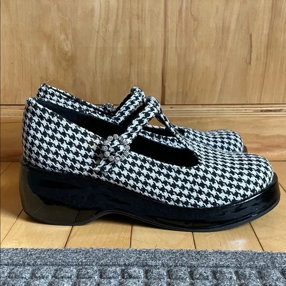 Steve Madden Black and White Houndstooth T-Strap Flats - Picture 2 of 6
